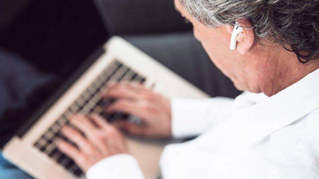 Beneficios de la tecnología en la tercera edad: cómo mejora su vida y autonomía Beneficios de la tecnología en la tercera edad